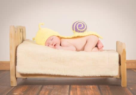 Est-ce mieux de prendre un lit évolutif ou un lit à barreaux pour bébé ?