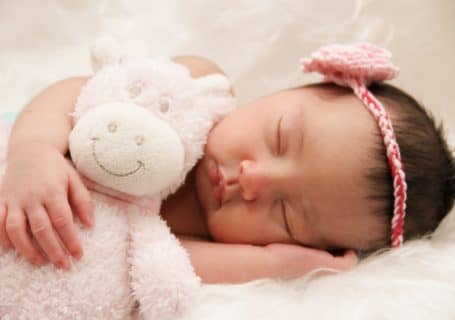 Quel lit pour bébé choisir : berceau, couffin, nacelle, lit parapluie, lit en carton, co-dodo, lit transformable, lit simple à barreaux, lit montessori ?