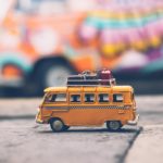 image de présentation de l'article meilleur lit parapluie bebe 2021 représentant un bus jaune partant en vacances