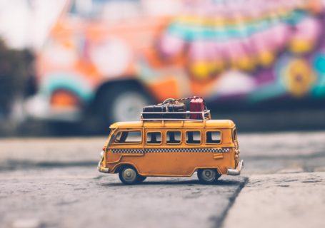 image de présentation de l'article meilleur lit parapluie bebe 2021 représentant un bus jaune partant en vacances