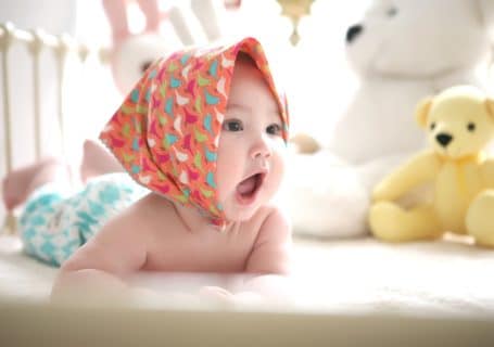 meilleur lit cododo bébé 2021 : Image représentant un nouveau-né dans un lit